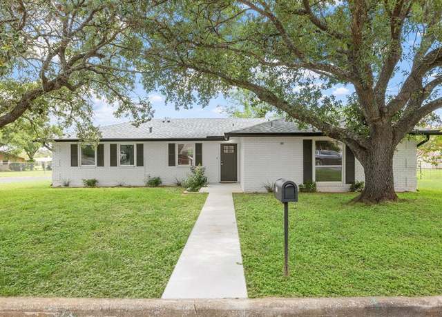 Property at 323 Broadmoor St, Fredericksburg, TX 78624, 3 beds, 2 baths