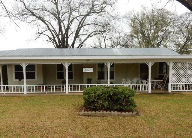 Property at 1006 E Highway St, Fredericksburg, TX 78624, 3 beds, 2 baths