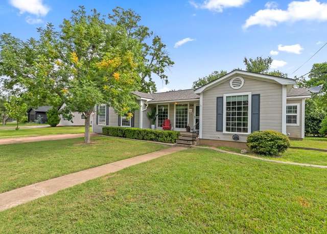 Property at 304 E Hackberry St, Fredericksburg, TX 78624, 4 beds, 2 baths