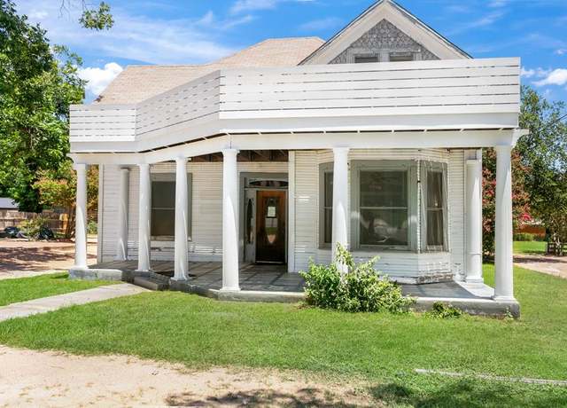 Property at 623 S Washington St, Fredericksburg, TX 78624, 5 beds, 1.5 baths