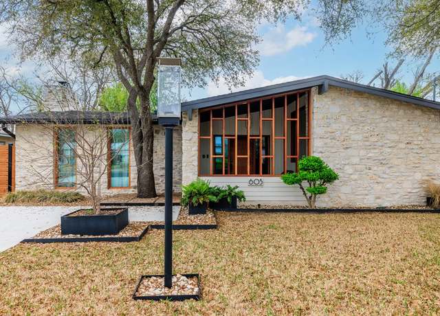 Property at 605 N Adams St, Fredericksburg, TX 78624, 3 beds, 2.5 baths
