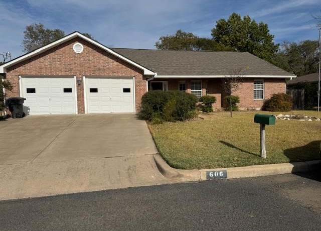 Property at 606 W Hackberry St, Fredericksburg, TX 78624, 3 beds, 2 baths