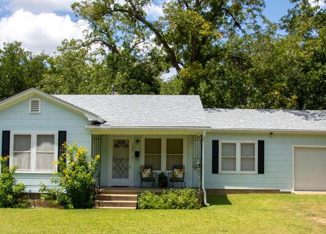 Property at 304 S Crockett St, Fredericksburg, TX 78624, 3 beds, 3.5 baths