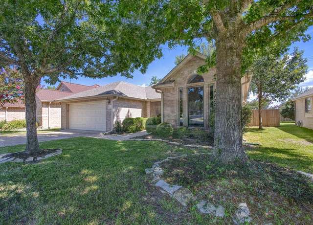 Property at 323 Chase Oaks Pl, Fredericksburg, TX 78624, 3 beds, 2 baths