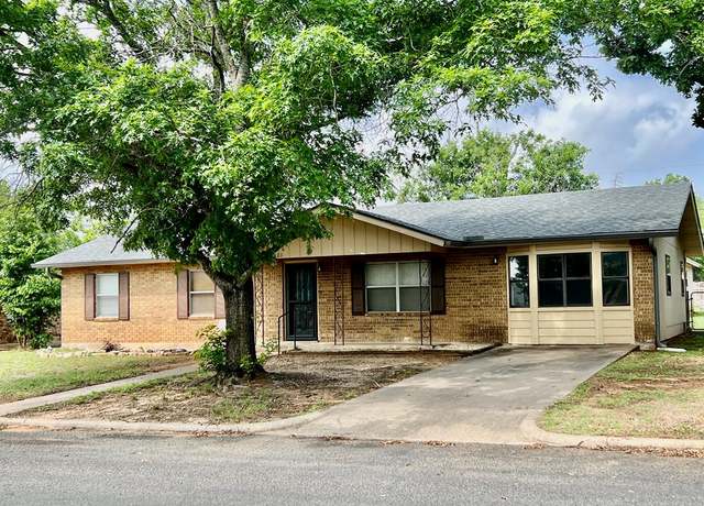 Property at 620 Bluebonnet St, Fredericksburg, TX 78624, 3 beds, 1.5 baths