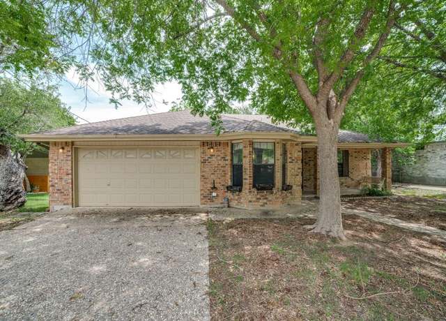 Property at 229 W Wedgewood Ln, Kerrville, TX 78028, 3 beds, 2 baths