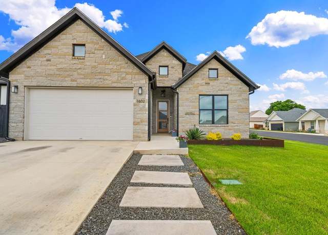 Property at 1602 Redwood Ct, Fredericksburg, TX 78624, 4 beds, 3 baths
