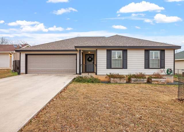 Property at 205 Green Oaks Loop, Fredericksburg, TX 78624, 3 beds, 2 baths
