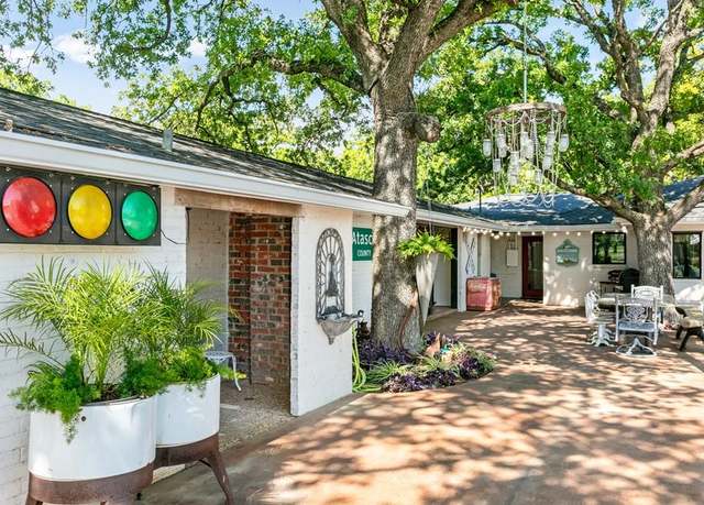 Property at 702 S Eagle St, Fredericksburg, TX 78624, 3 beds, 2.5 baths