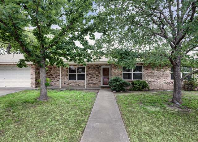 Property at 607 S Columbus St, Fredericksburg, TX 78624, 3 beds, 2 baths