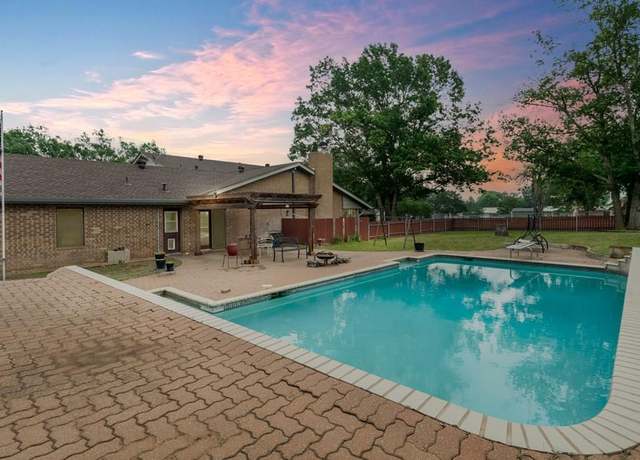 Property at 318 Broadmoor St, Fredericksburg, TX 78624, 4 beds, 3.5 baths