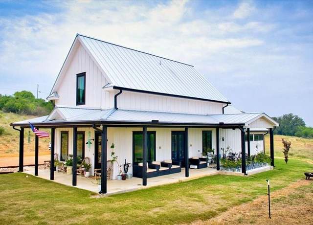 Property at 706 E Taylor St, Llano, TX 78643, 3 beds, 2.5 baths