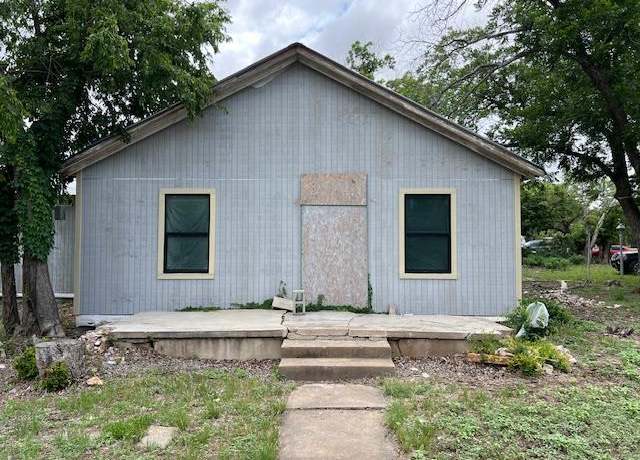 Property at 1608 S Wall St, Brady, TX 76825, 3 beds, 2 baths