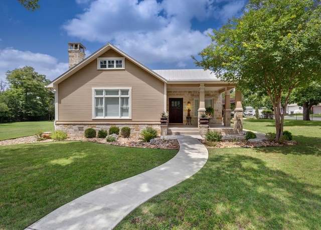 Property at 308 E Centre St, Fredericksburg, TX 78624, 1 bed, 1.5 baths