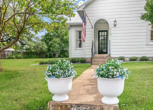 Property at 615 W Travis St, Fredericksburg, TX 78624, 2 beds, 1 bath