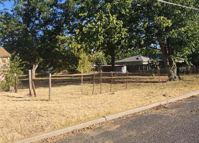 Property at 907 N Crockett St, Fredericksburg, TX 78624