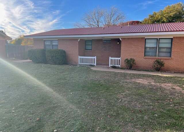 Property at 1615 Avenue F, Abernathy, TX 79311, 3 beds, 3 baths