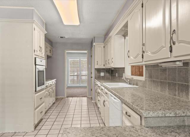 Property at 312 Cottonwood Ln, Levelland, TX 79336, 3 beds, 2 baths