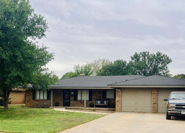 Property at 306 Parkwood Ln, Levelland, TX 79336, 3 beds, 2 baths