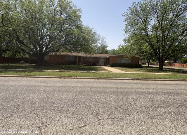 Property at 1214 E Tate St, Brownfield, TX 79316, 4 beds, 3 baths