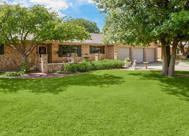 Property at 1311 Itasca St, Plainview, TX 79072, 3 beds, 3 baths