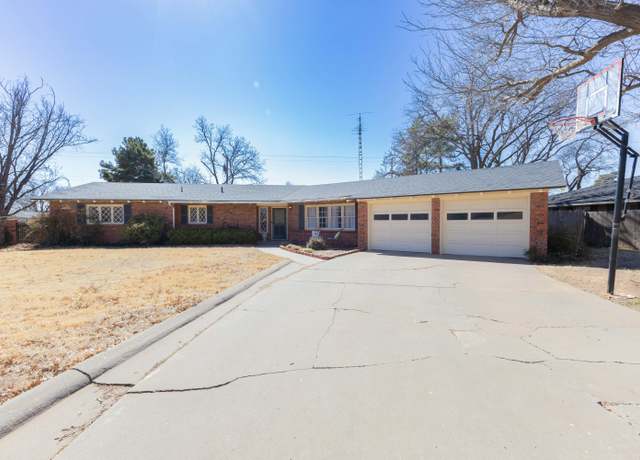 Property at 2405 W 12th St, Plainview, TX 79072, 3 beds, 2.5 baths