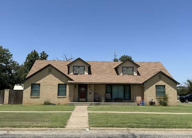 Property at 1500 W 9th St, Plainview, TX 79072, 4 beds, 3 baths