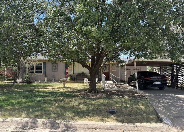 Property at 1007 Xenia St, Plainview, TX 79072, 3 beds, 1 bath