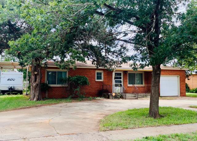 Property at 1012 E Oak St, Brownfield, TX 79316, 3 beds, 2 baths