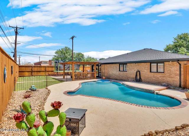 Property at 2022 Buffalo Dr, Levelland, TX 79336, 3 beds, 2 baths