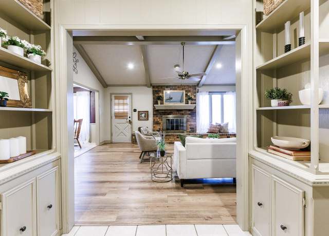 Property at 5412 94th St, Lubbock, TX 79424, 3 beds, 2 baths