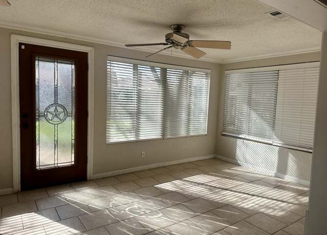 Property at 8014 Elkhart Ave, Lubbock, TX 79424, 3 beds, 2 baths