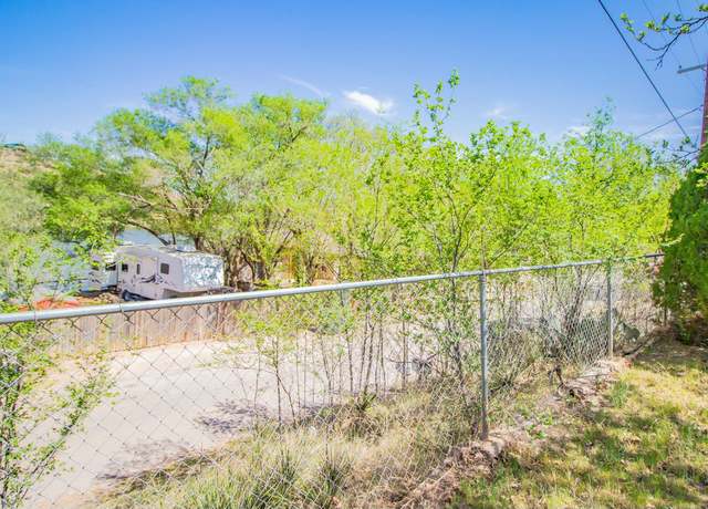 Property at 575 Comanche Dr, Lubbock, TX 79404, 4 beds, 3 baths
