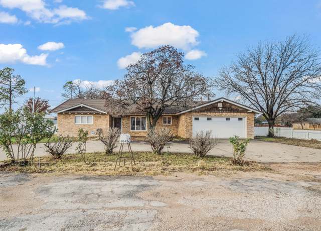 Property at 404 N Avenue V, Lamesa, TX 79331, 3 beds, 2.5 baths