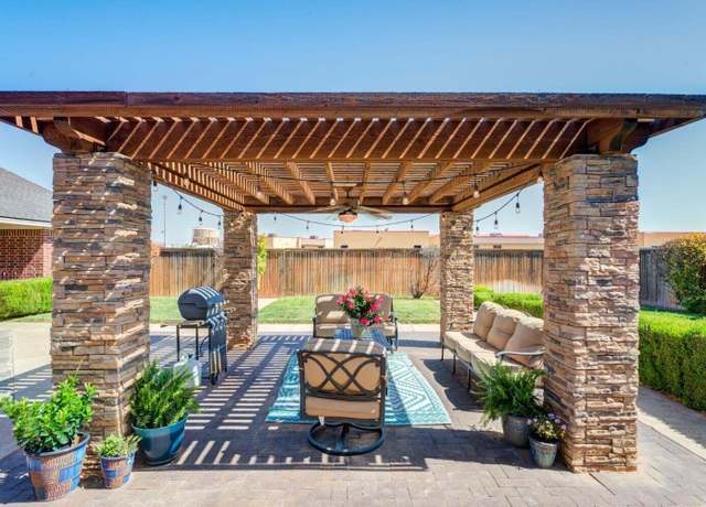 Property at 1403 10th St, Shallowater, TX 79363, 4 beds, 2.5 baths