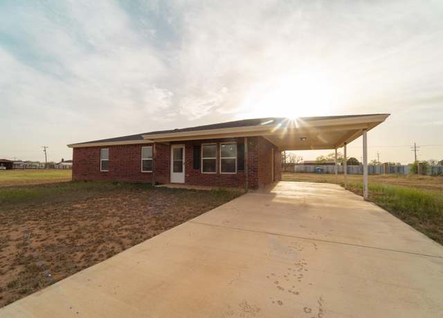 Property at 935 S 3rd St, Slaton, TX 79364, 3 beds, 2 baths