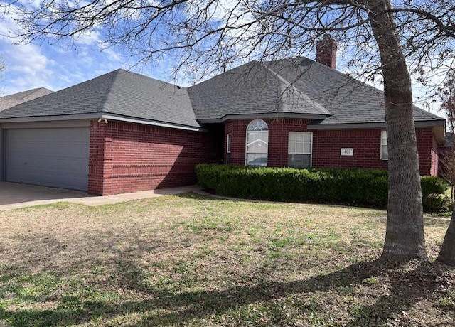 Property at 405 Sooner St, Wolfforth, TX 79382, 3 beds, 2 baths