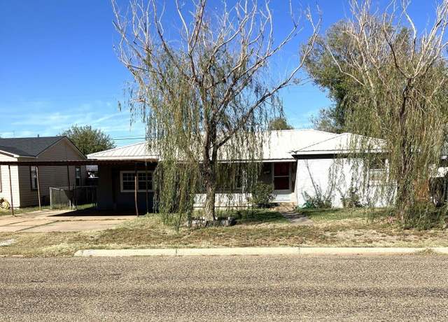 Property at 305 SE 8th, Plainview, TX 79072, 3 beds, 2 baths