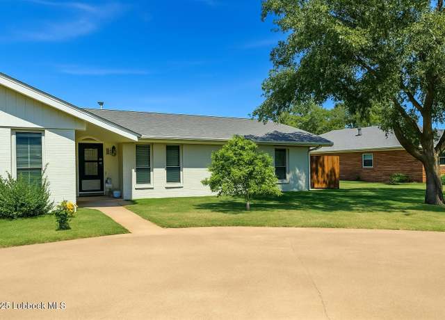 Property at 208 S Holliday St, Plainview, TX 79072, 3 beds, 2 baths