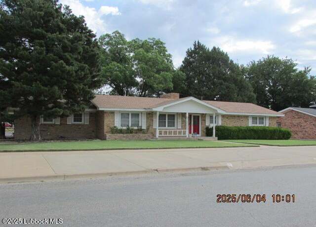Property at 1736 W Ave D, Muleshoe, TX 79347, 3 beds, 2.5 baths
