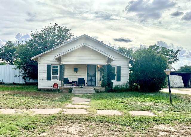 Property at 735 S 12th St, Slaton, TX 79364, 3 beds, 2 baths