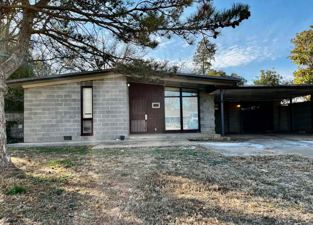 Property at 213 W Crestway St, Plainview, TX 79072, 2 beds, 1 bath
