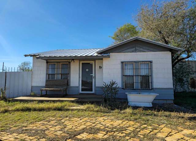 Property at 318 S Ave A, Crosbyton, TX 79322, 3 beds, 2 baths