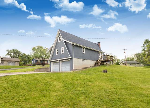 Property at 208 Edgewood Ter, Moberly, MO 65270, 3 beds, 2 baths