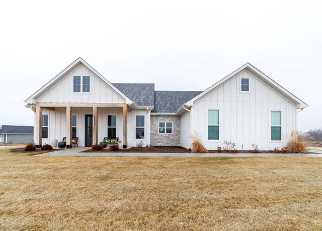 Property at 4517 Royal County Rd, Columbia, MO 65201, 3 beds, 2 baths