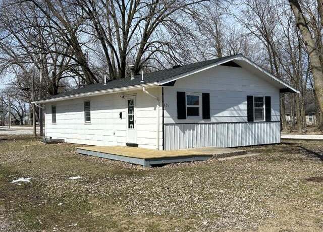 Property at 425 N Hickman St, Centralia, MO 65240, 3 beds, 1 bath