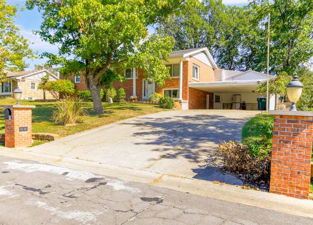 Property at 308 Circle Dr, Moberly, MO 65270, 4 beds, 4 baths
