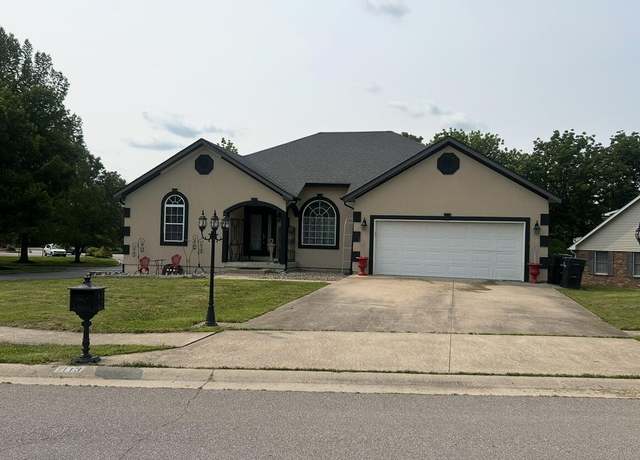 Property at 113 Dayspring Dr, Columbia, MO 65203, 7 beds, 3 baths