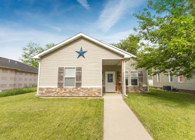 Property at 513 S Clark, Moberly, MO 65270, 3 beds, 2 baths