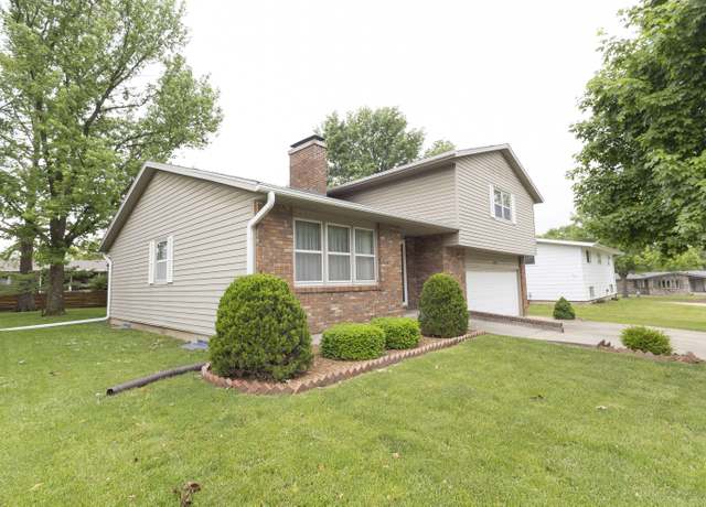 Property at 1608 Prairie Ln, Moberly, MO 65270, 3 beds, 2.5 baths